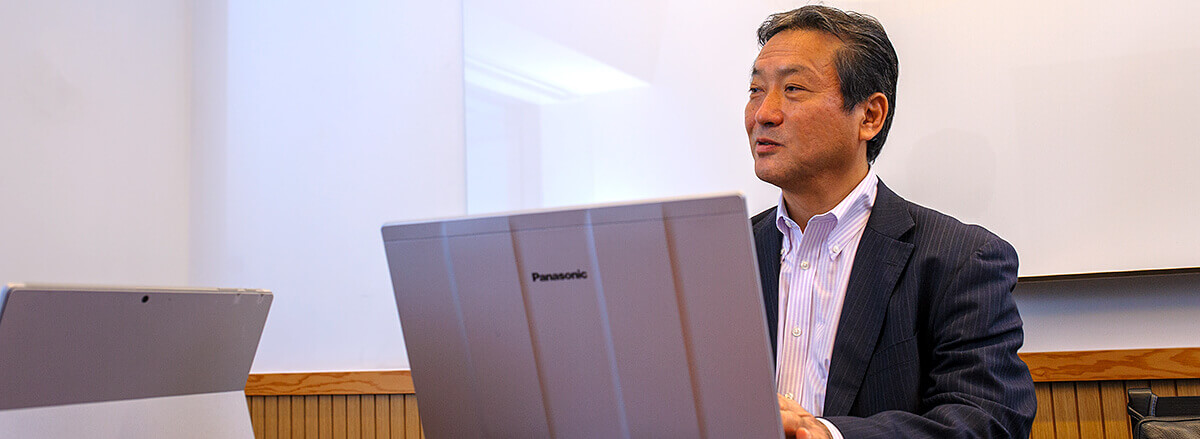 デジタル化の流れは今後、不可逆的に進んでいくと述べる鈴木氏